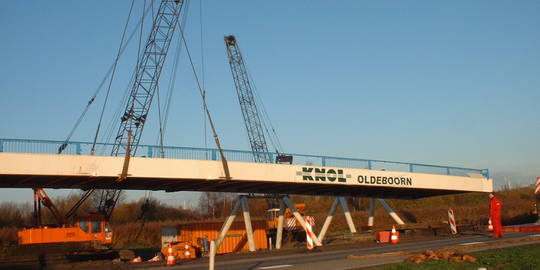 De brug wordt met 2 grote telekranen opgehesen.