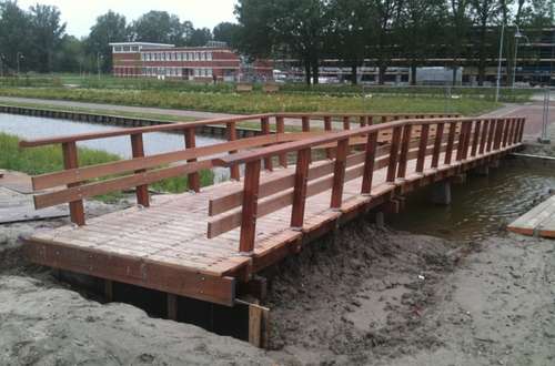 Eerste houten brug Delfzijl gereed